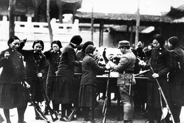 Femmes japonaises chargeant des fusils, vers 1920-30